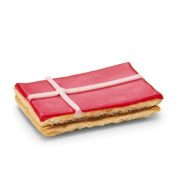 Dannebrogssnitter kage med lag af hindbær og glasur