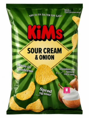 Kims Sour Cream & Onion Chips 145g er sprøde kartoffelchips med en cremet smag af sour cream og løg. Den klassiske krydring giver en god balance mellem mild syrlighed og fyldig løgsmag, som gør chipsene velegnede til både fredagshygge, fest og hverdag.