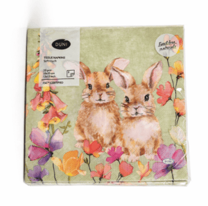 Duni papirservietter Floral Friend 33x33 cm med motiv af to kaniner og farverige blomster