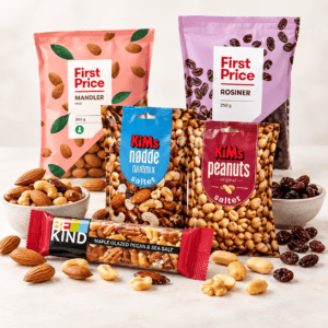 Mandler, peanuts, nøddeblanding, rosiner og Be-Kind nøddebar samlet på lys baggrund